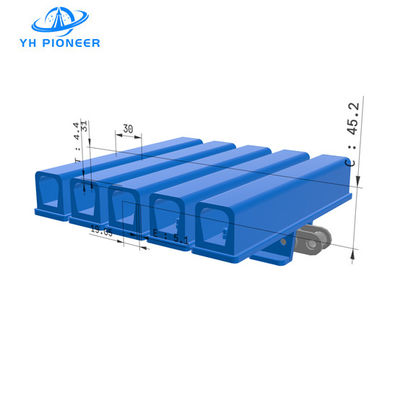 Buen precio Placa de cadena transportadora de acero al carbono con abrazaderas EPDM para elevar y girar botellas en línea